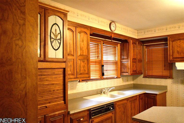 2223 North Hubbard Road Hubbard, OH 44425 - Photo 11 of 16 Custom cherry cabinets. Dishwasher.
