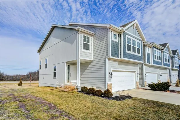 $339,999 | 2108 Southwest Holdbrooks Drive, Lee's Summit, MO 64082