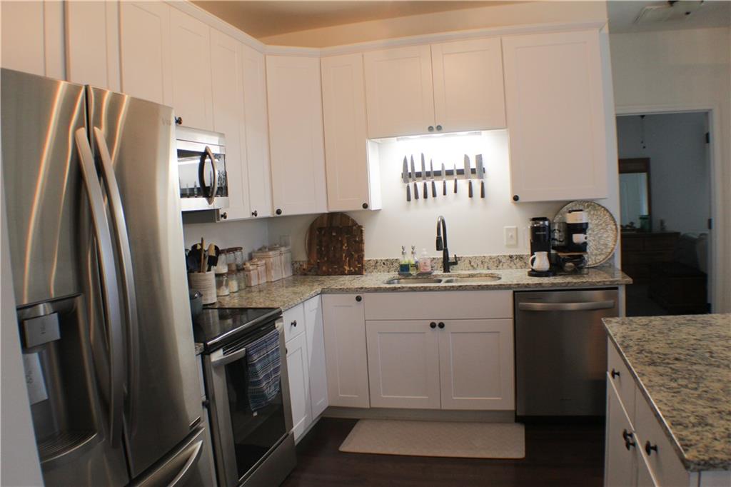 1175 Diamond Hill Colbert Road Colbert, GA 30628 - Photo 8 of 27 a kitchen with a sink stove and refrigerator