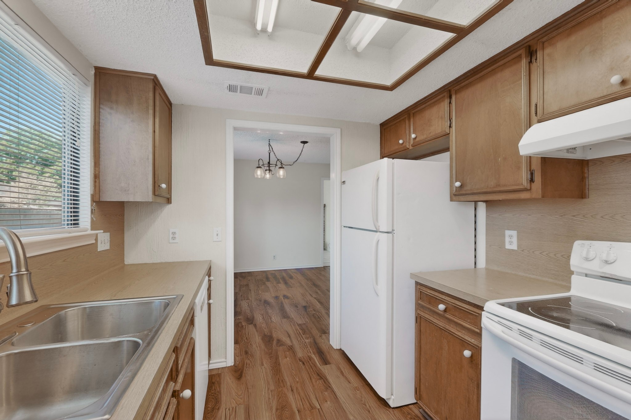 12800 Old San Antonio Road, Unit A Manchaca, TX 78652 - Photo 7 of 28 Kitchen/dining