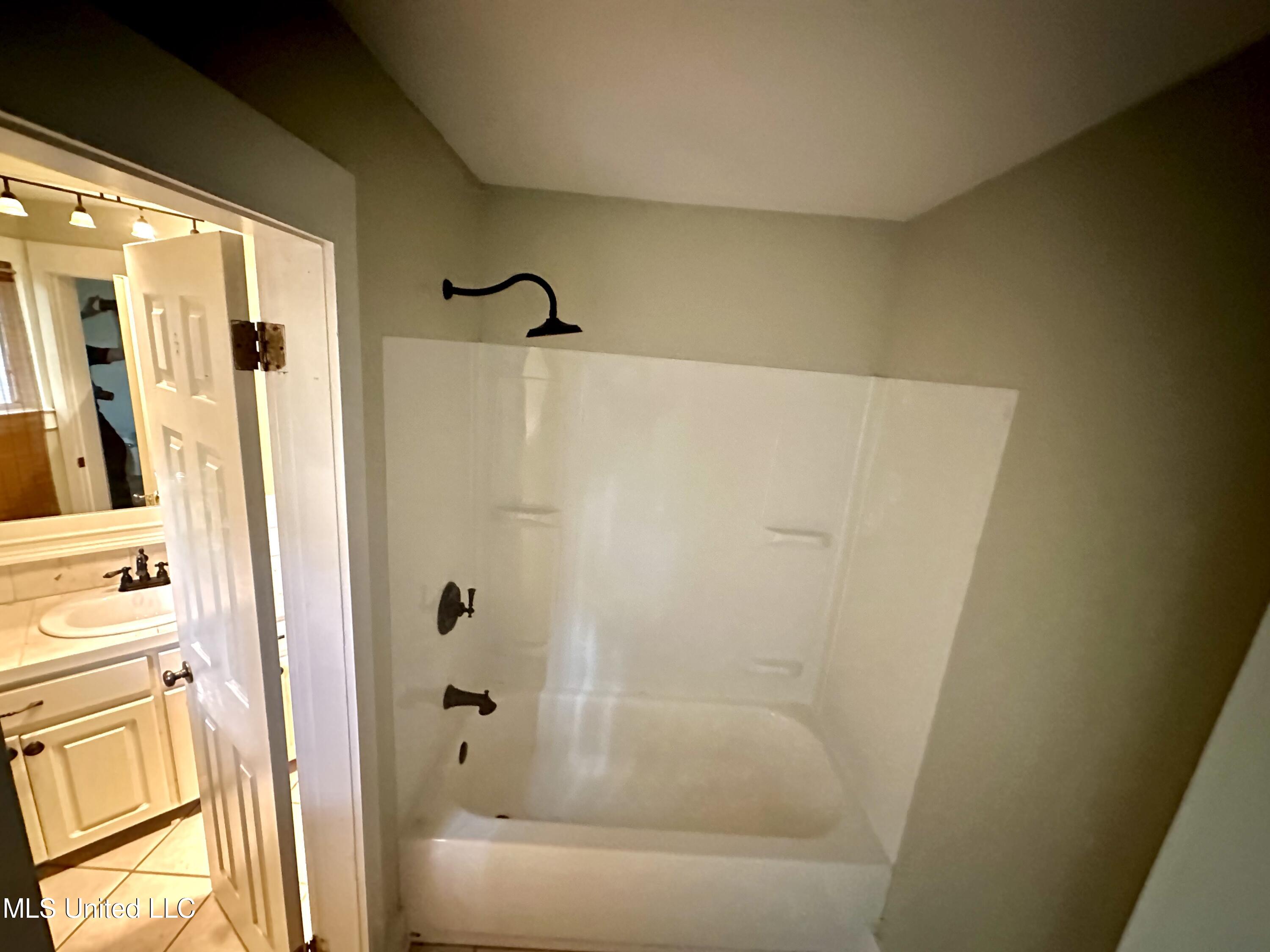 1820 Ridgeover Place Jackson, MS 39211 - Photo 5 of 16 IMG_5564