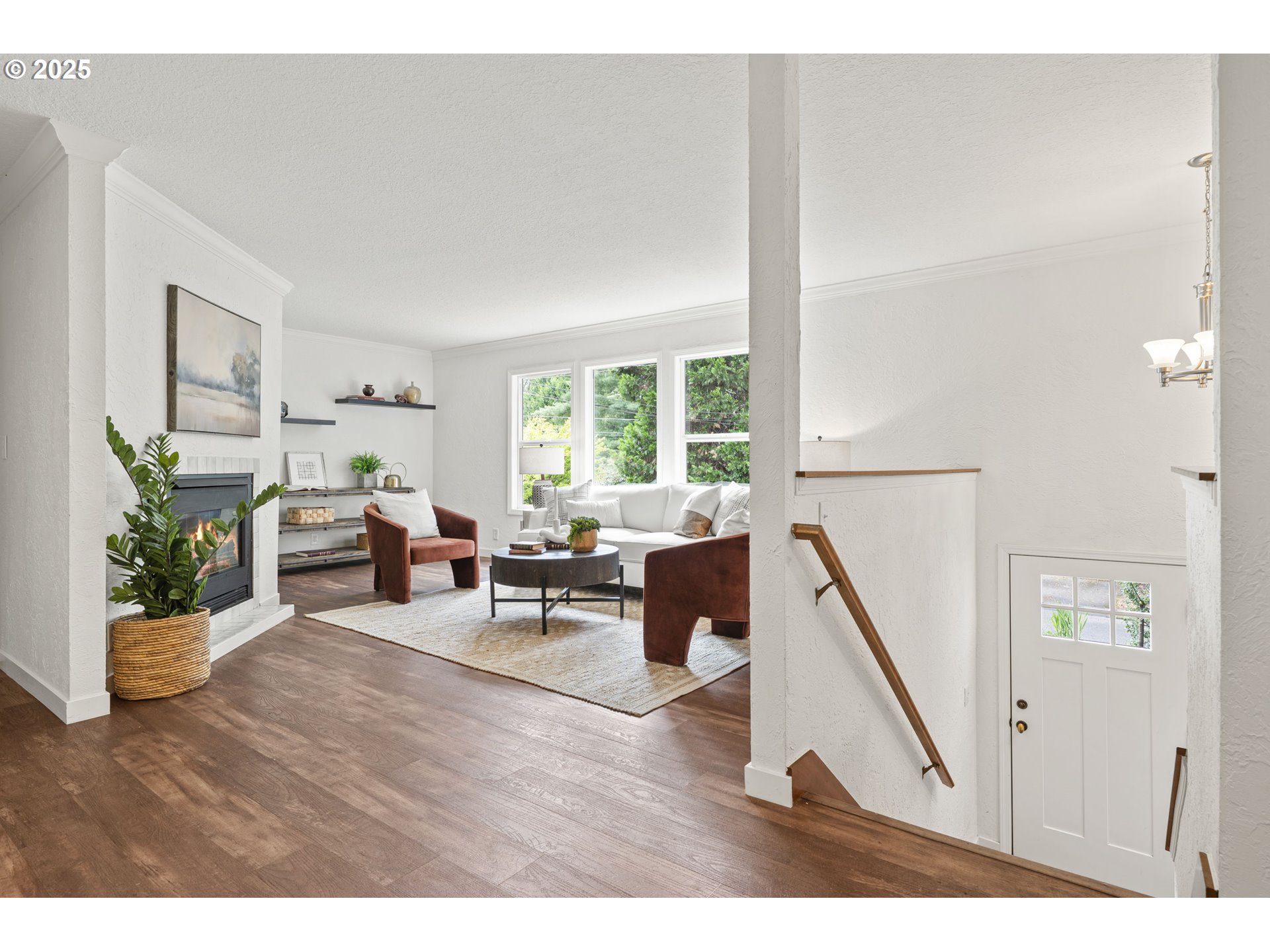 2831 Southwest Moss Street Portland, OR 97219 - Photo 2 of 40 Living Room/Entrance