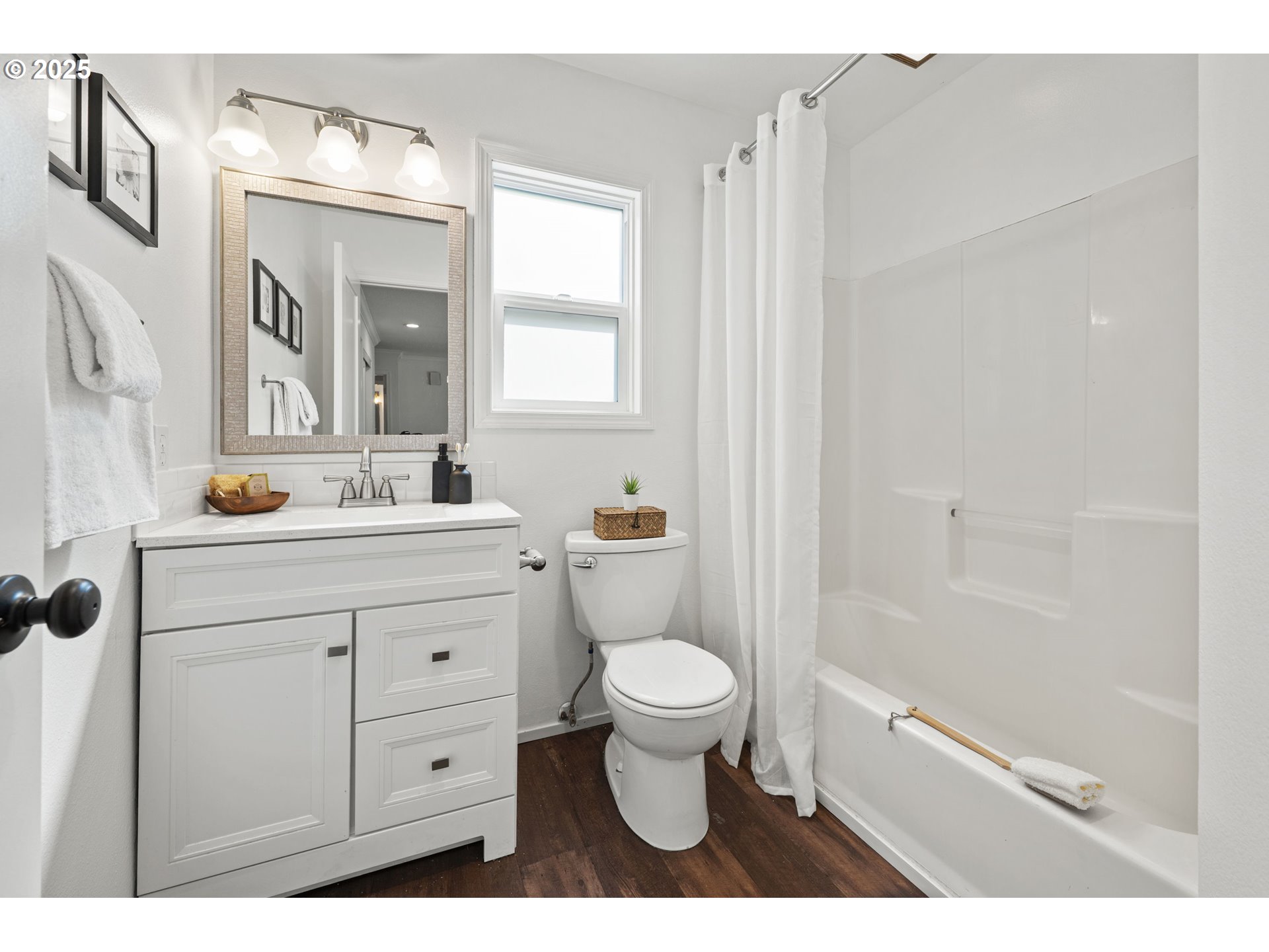 2831 Southwest Moss Street Portland, OR 97219 - Photo 22 of 40 Bathroom