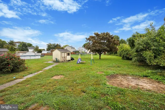 a view of yard with green space