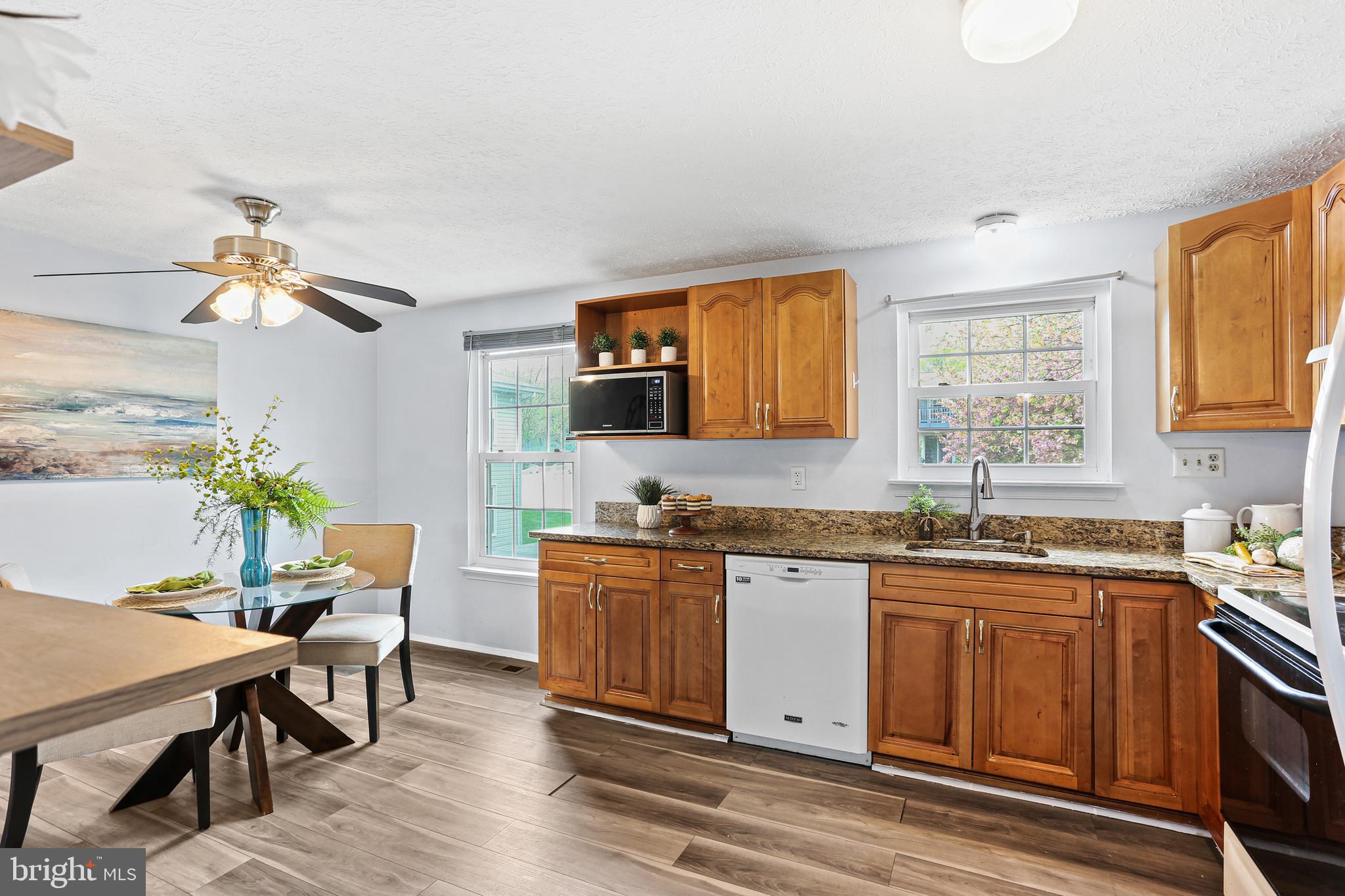 Updated kitchen w/newer cabinets, Granite couters