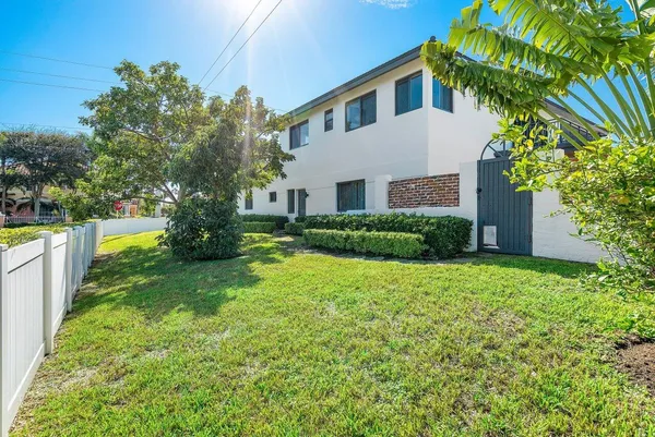 $3,500,000 | 811 Southeast 31st Street, Boca Raton, FL 33432