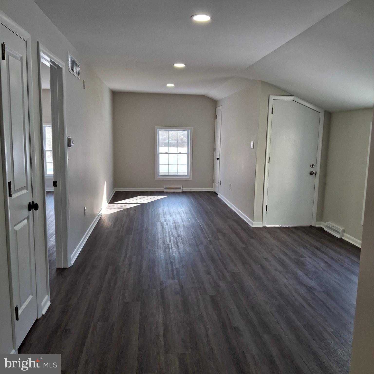 1072 Yorklyn Road, Unit TOP Hockessin, DE 19707 - Photo 7 of 25 Living Room