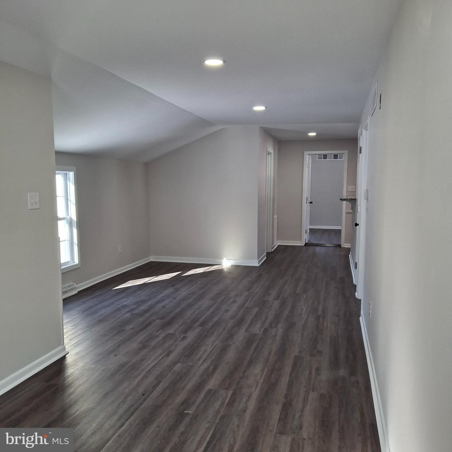 1072 Yorklyn Road, Unit TOP Hockessin, DE 19707 - Photo 8 of 25 Living Room