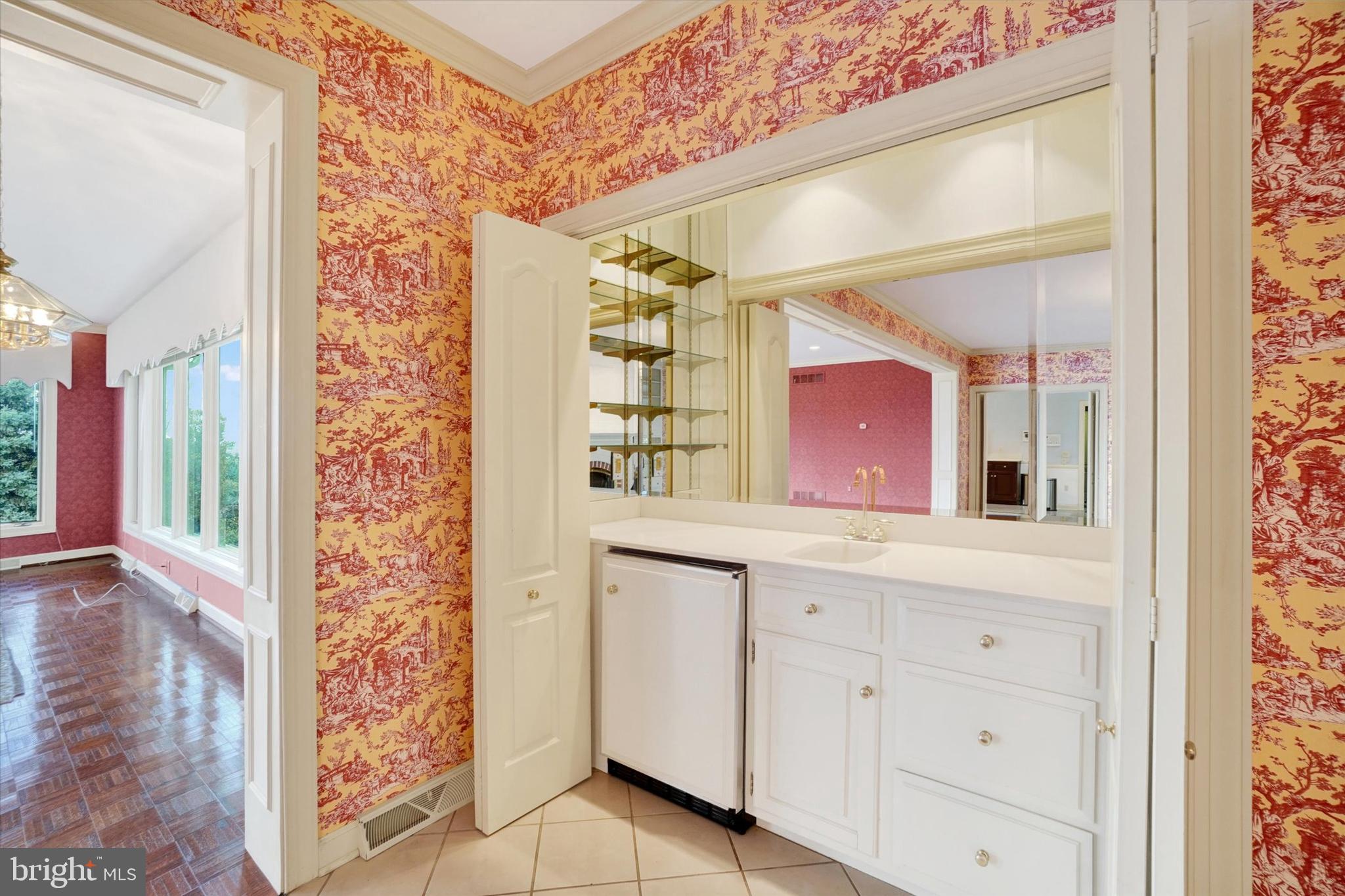 925 Summit Circle North York, PA 17403 - Photo 15 of 67 Wet bar