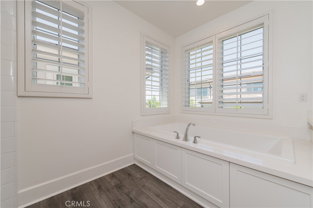 91 Rockinghorse Irvine, CA 92602 - Photo 37 of 48 a bathroom with a bathtub and window