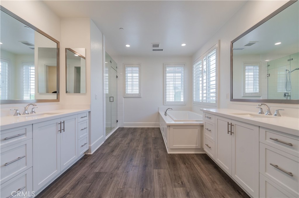 91 Rockinghorse Irvine, CA 92602 - Photo 39 of 48 a spacious bathroom with a double vanity sink a large mirror and a bathtub