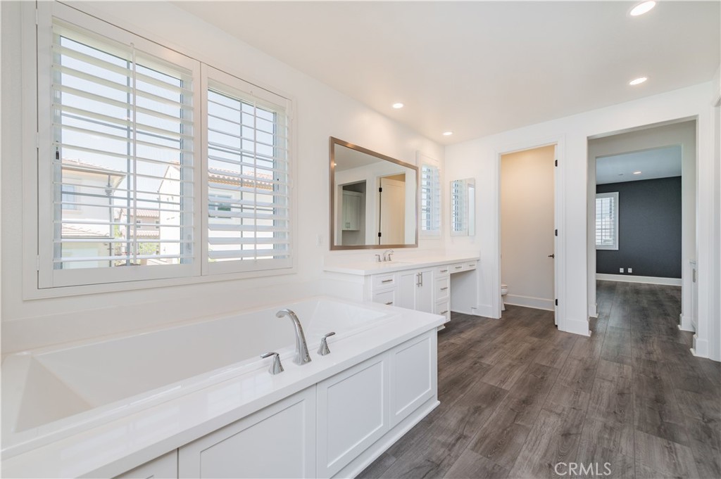 91 Rockinghorse Irvine, CA 92602 - Photo 41 of 48 a spacious bathroom with a bathtub and a shower