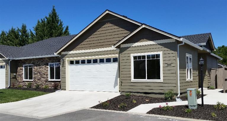 388 Live Oak Loop Central Point, OR 97502 - Photo 1 of 14 Primary Photo