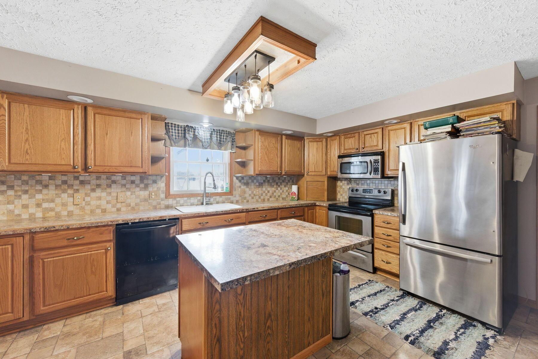 2215 Shupp Road Bucyrus, OH 44820 - Photo 8 of 25