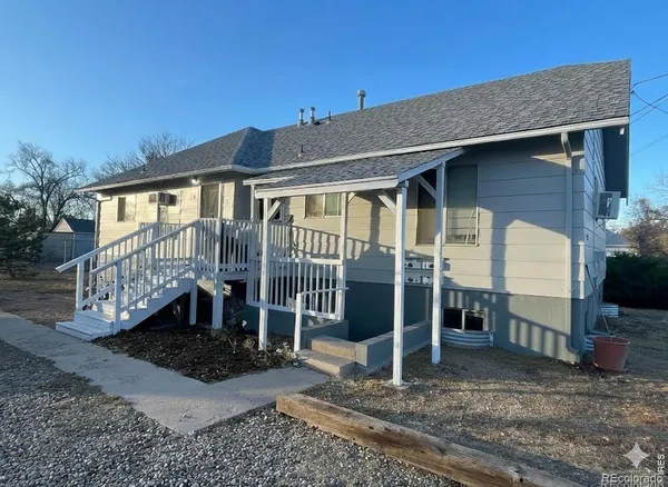 a view of front of a house with a yard