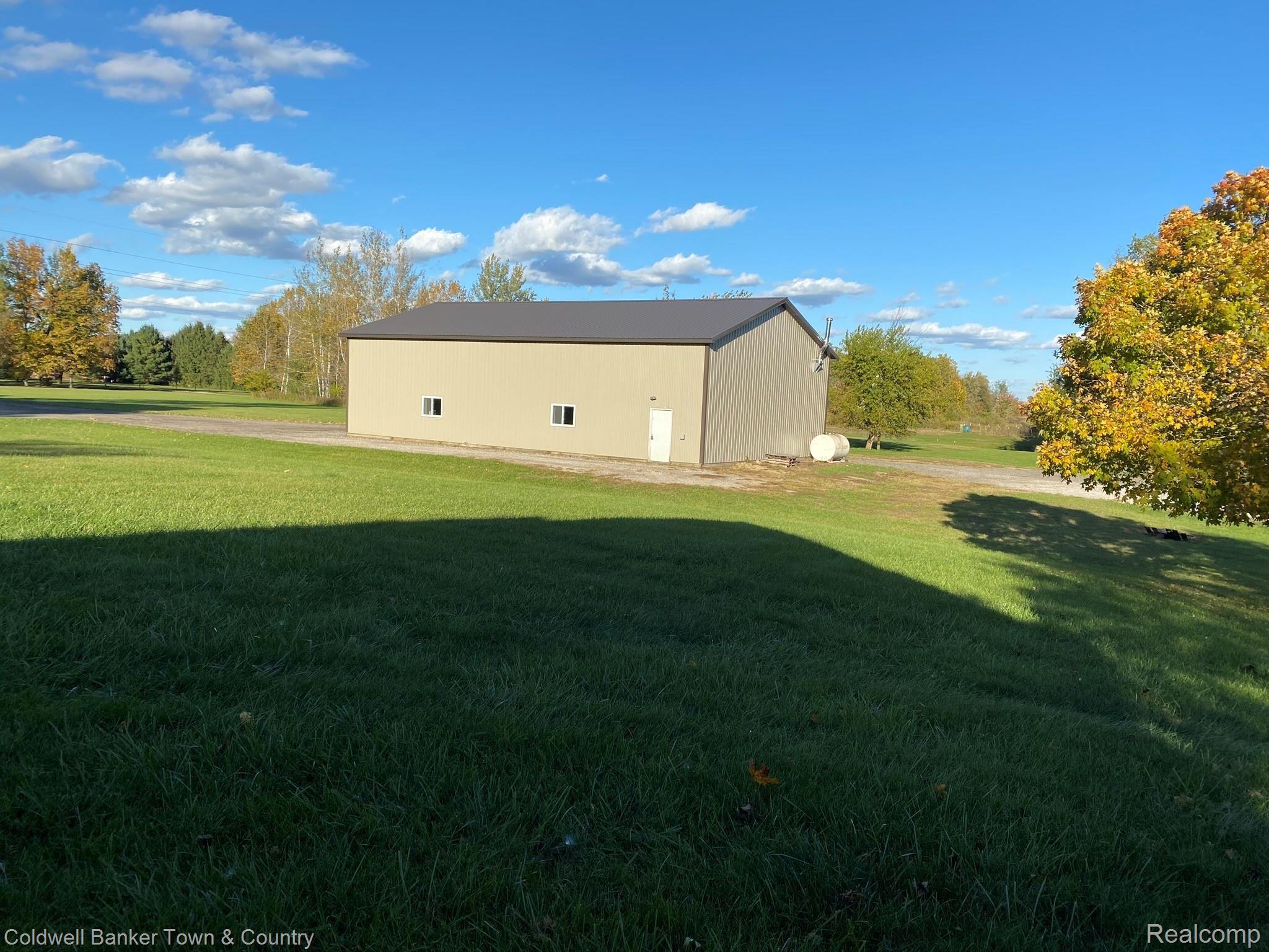 11261 West Iosco Road Webberville, MI 48892 - Photo 11 of 14 Side view of Barn