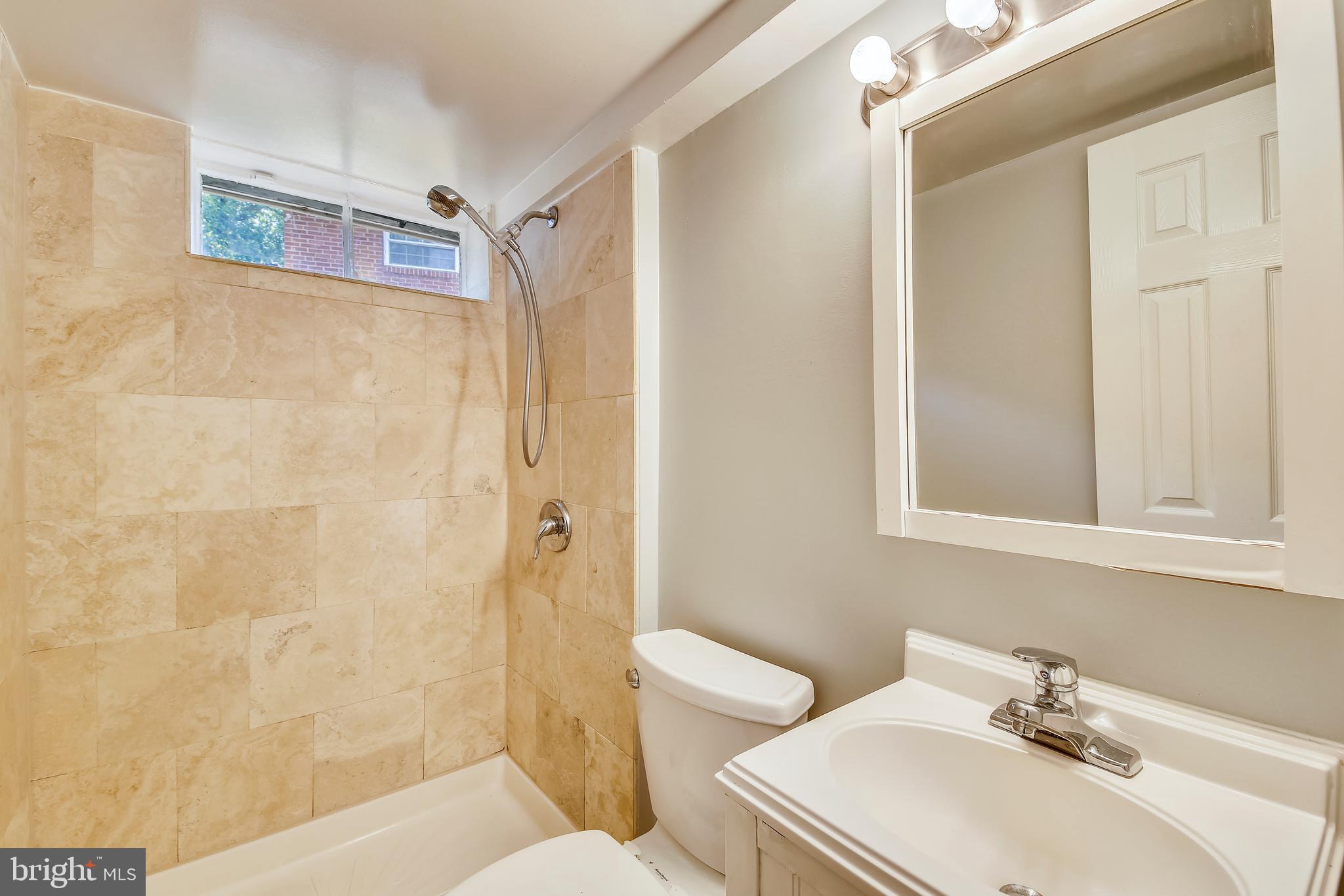 912 Lowander Lane Silver Spring, MD 20901 - Photo 29 of 41 LL full bath