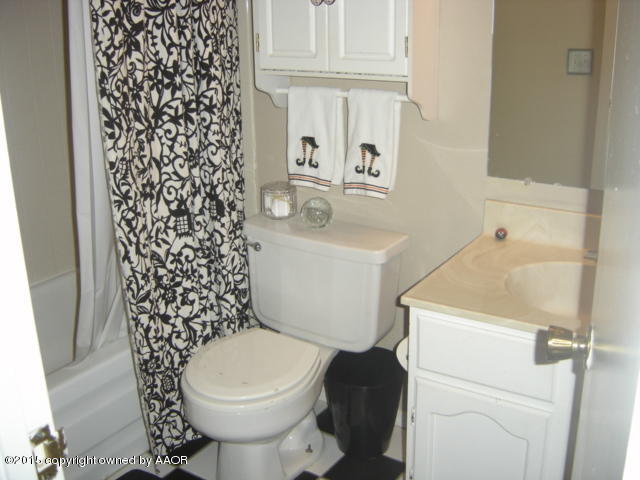 3103 Surf Drive Amarillo, TX 79110 - Photo 14 of 19 hall bath
