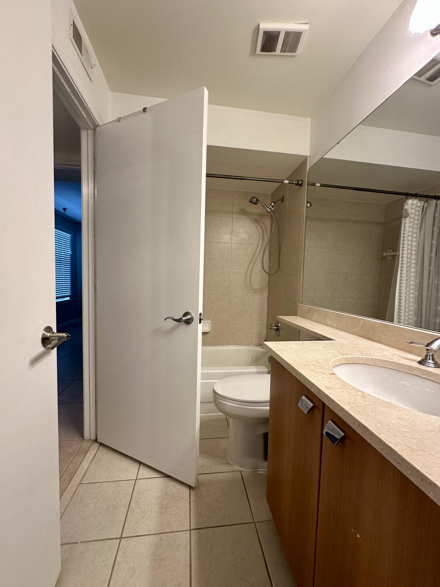 1050 Crystal Way, Unit H Delray Beach, FL 33444 - Photo 21 of 41 BahiaBathroomJacknJill