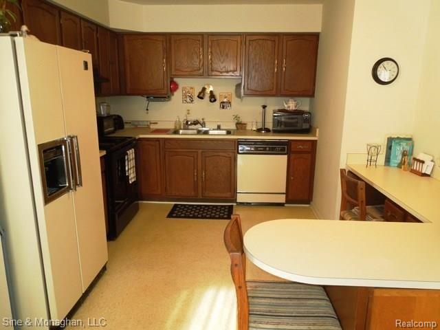 910 North Adams Road, Unit 103 Birmingham, MI 48009 - Photo 5 of 8 KITCHEN