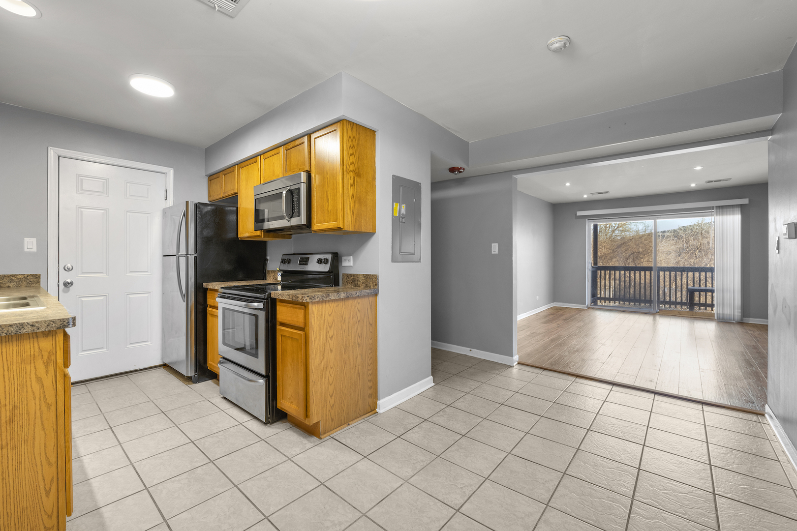 10440 Brooks Lane, Unit B4 Chicago Ridge, IL 60415 - Photo 5 of 14 a kitchen with stainless steel appliances granite countertop a stove a sink and a refrigerator