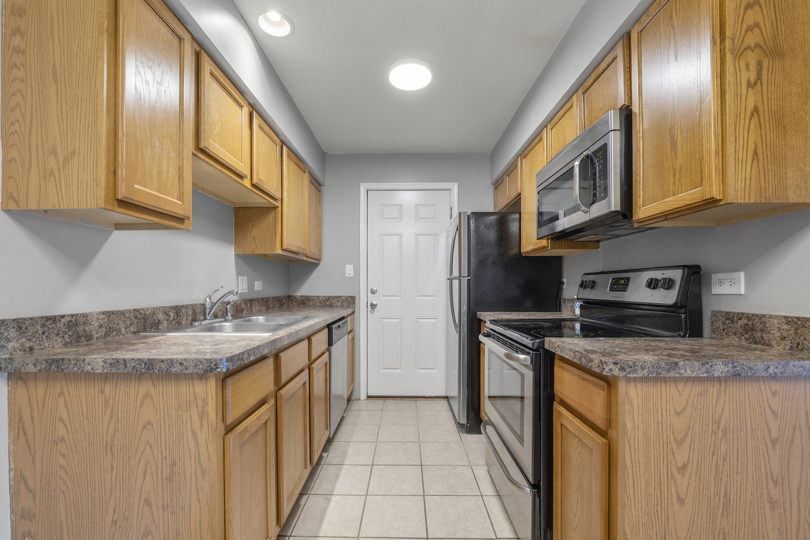 10440 Brooks Lane, Unit B4 Chicago Ridge, IL 60415 - Photo 6 of 14 a kitchen with stainless steel appliances granite countertop a sink and a granite counter tops