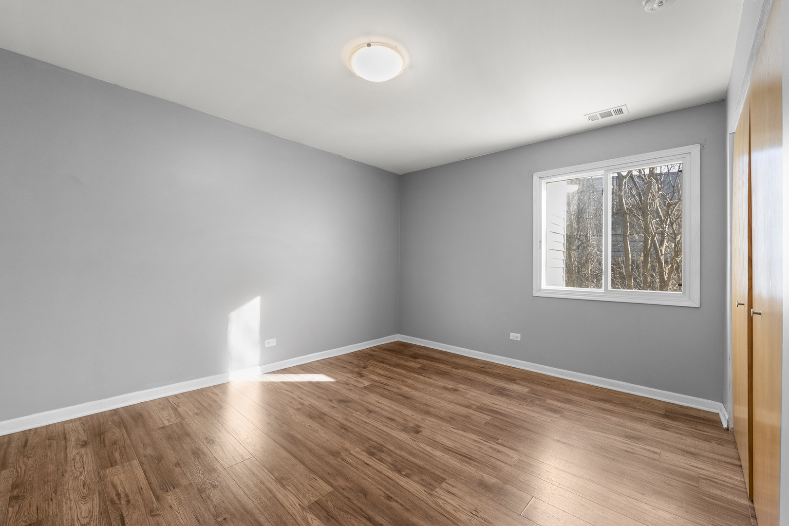 10440 Brooks Lane, Unit B4 Chicago Ridge, IL 60415 - Photo 9 of 14 a view of empty room with wooden floor and fan