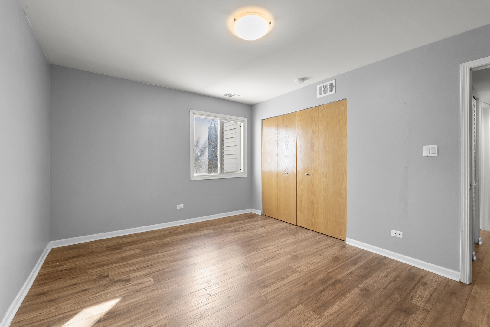 10440 Brooks Lane, Unit B4 Chicago Ridge, IL 60415 - Photo 10 of 14 a view of empty room with wooden floor and fan