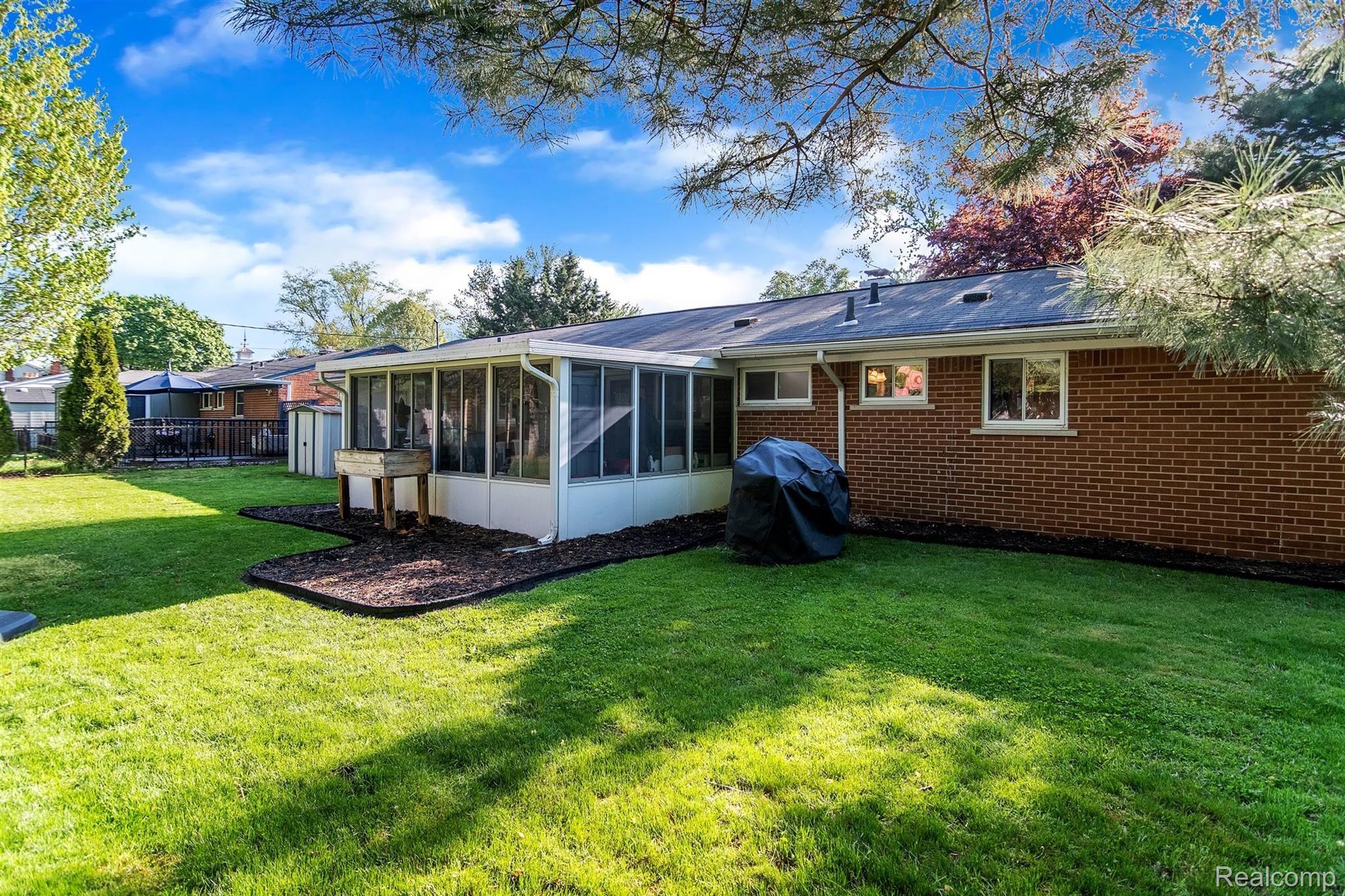 18981 Norwich Road Livonia, MI 48152 - Photo 34 of 35 31-18981 Norwich Rd-Windowstill-Real-Estate-Photography-31.jpg