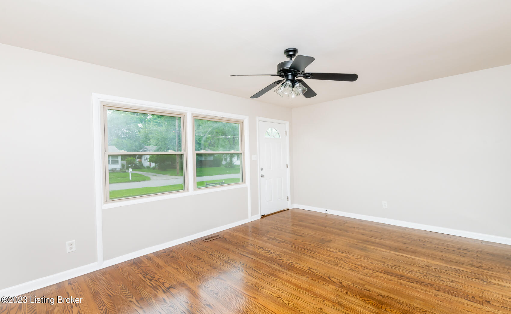 5310 Red Leaf Road Louisville, KY 40218 - Photo 7 of 28 Living Area