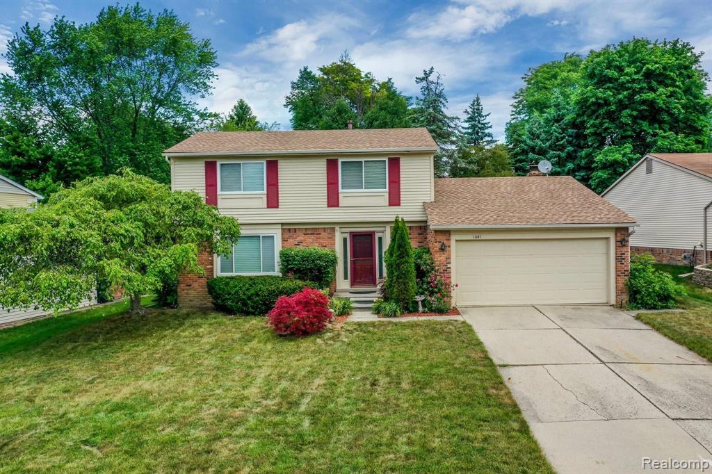 1641 Dennett Lane Rochester Hills, MI 48307 - Photo 1 of 45