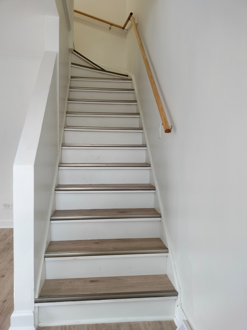 7910 South Muskegon Avenue, Unit 3 Chicago, IL 60617 - Photo 5 of 17 a view of entryway