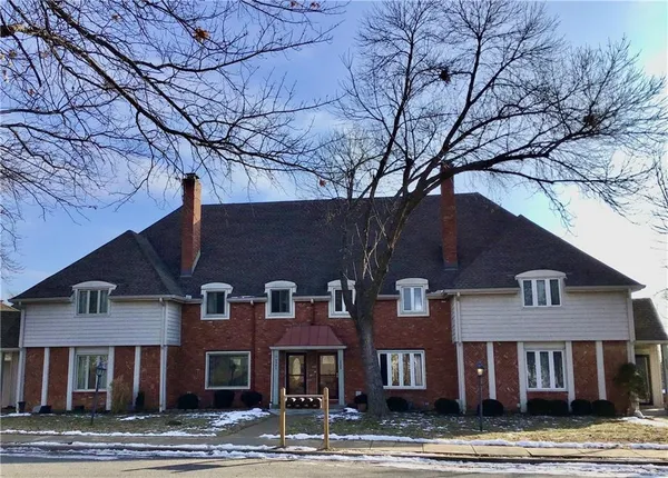 $225,000 | 8395 Northwest Waukomis Drive, Kansas City, MO 64151