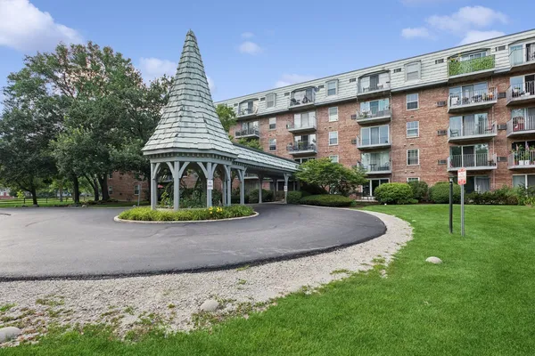$139,900 | 5125 Blodgett Avenue, Unit 218T, Downers Grove, IL 60515