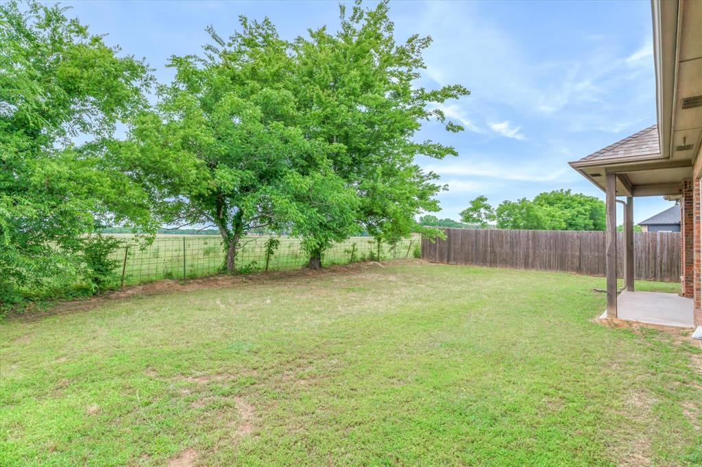 1852 Meadowview Canton, TX 75103 - Photo 25 of 28 a backyard of a house with lots of green space