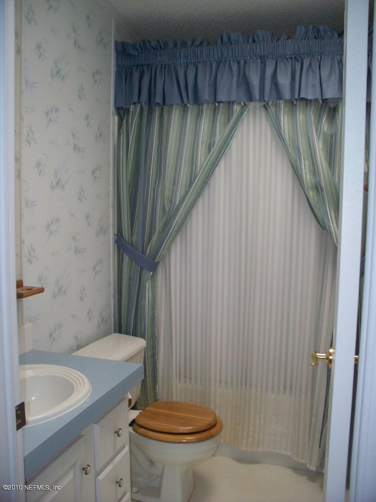 344 Stokes Landing Road Palatka, FL 32177 - Photo 10 of 15 Guest Bath