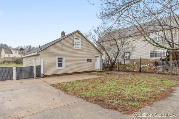 $229,900 | 2655 Longfellow Avenue Southwest, Wyoming, MI 49509
