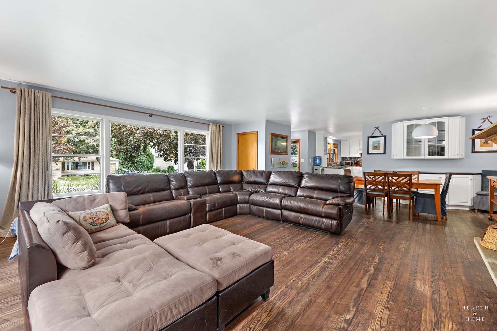 521 Skyline Drive Fox River Grove, IL 60021 - Photo 11 of 34 a living room with furniture and wooden floor