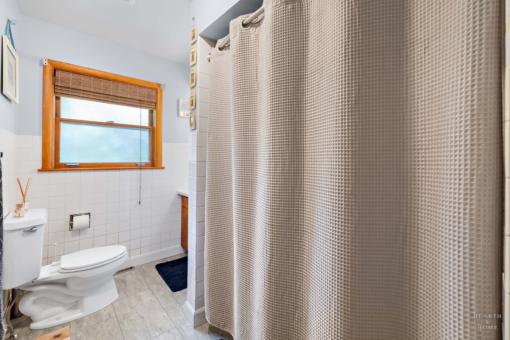 521 Skyline Drive Fox River Grove, IL 60021 - Photo 20 of 34 a bathroom with a toilet a sink and shower curtain