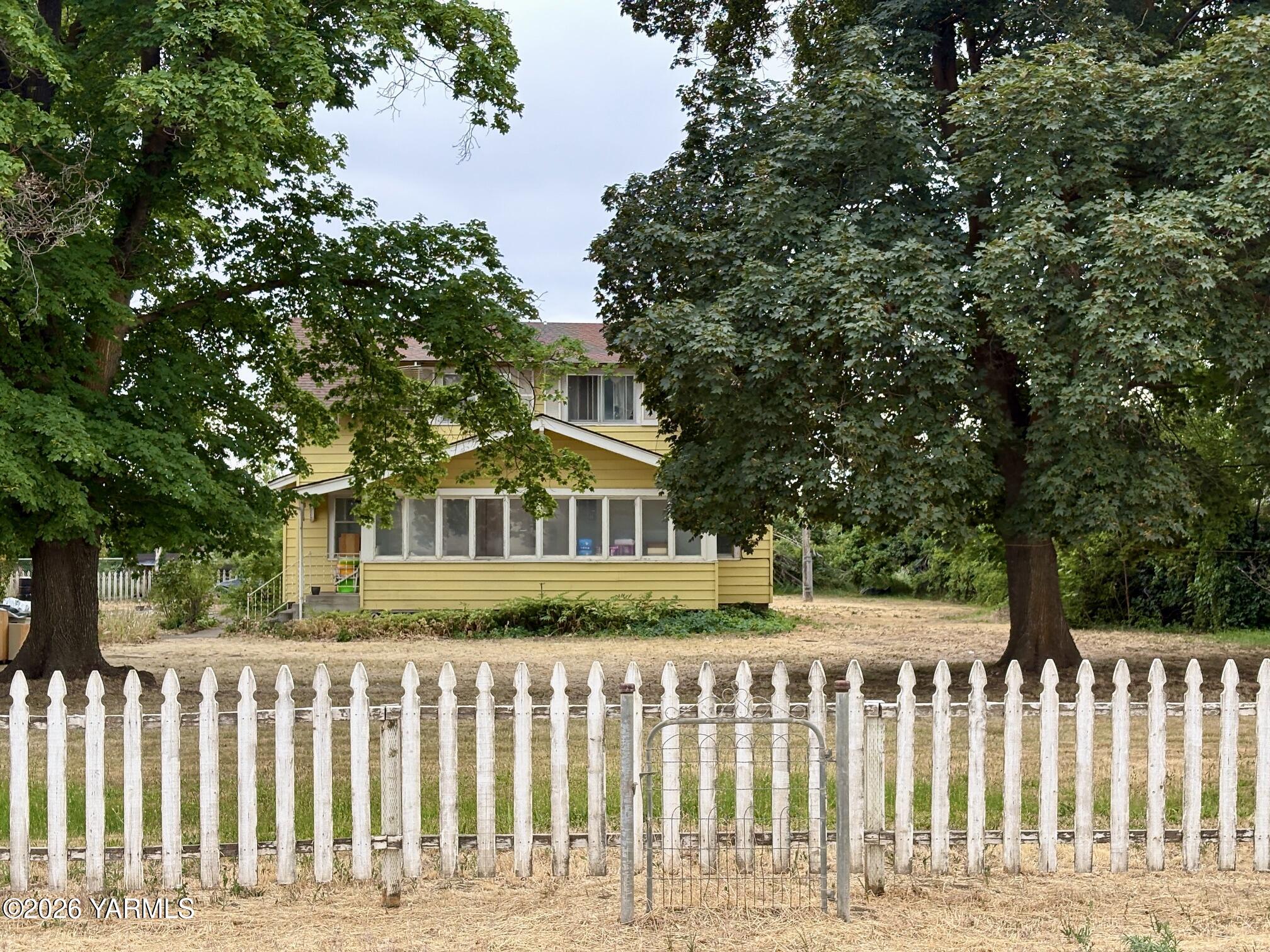 2870 Progressive Road Wapato, WA 98951 - Photo 2 of 32 Front of Home from Road