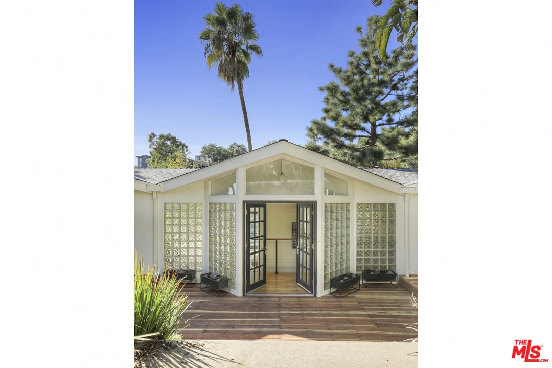 7229 Senalda Road Los Angeles, CA 90068 - Photo 4 of 46