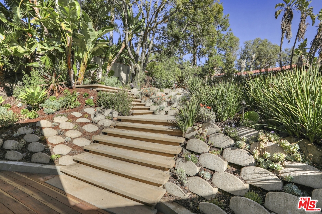 7229 Senalda Road Los Angeles, CA 90068 - Photo 5 of 46