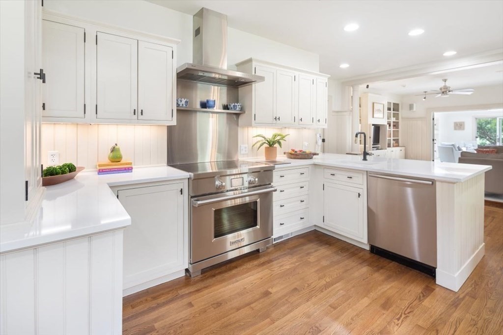 197 North Street Hingham, MA 02043 - Photo 3 of 38