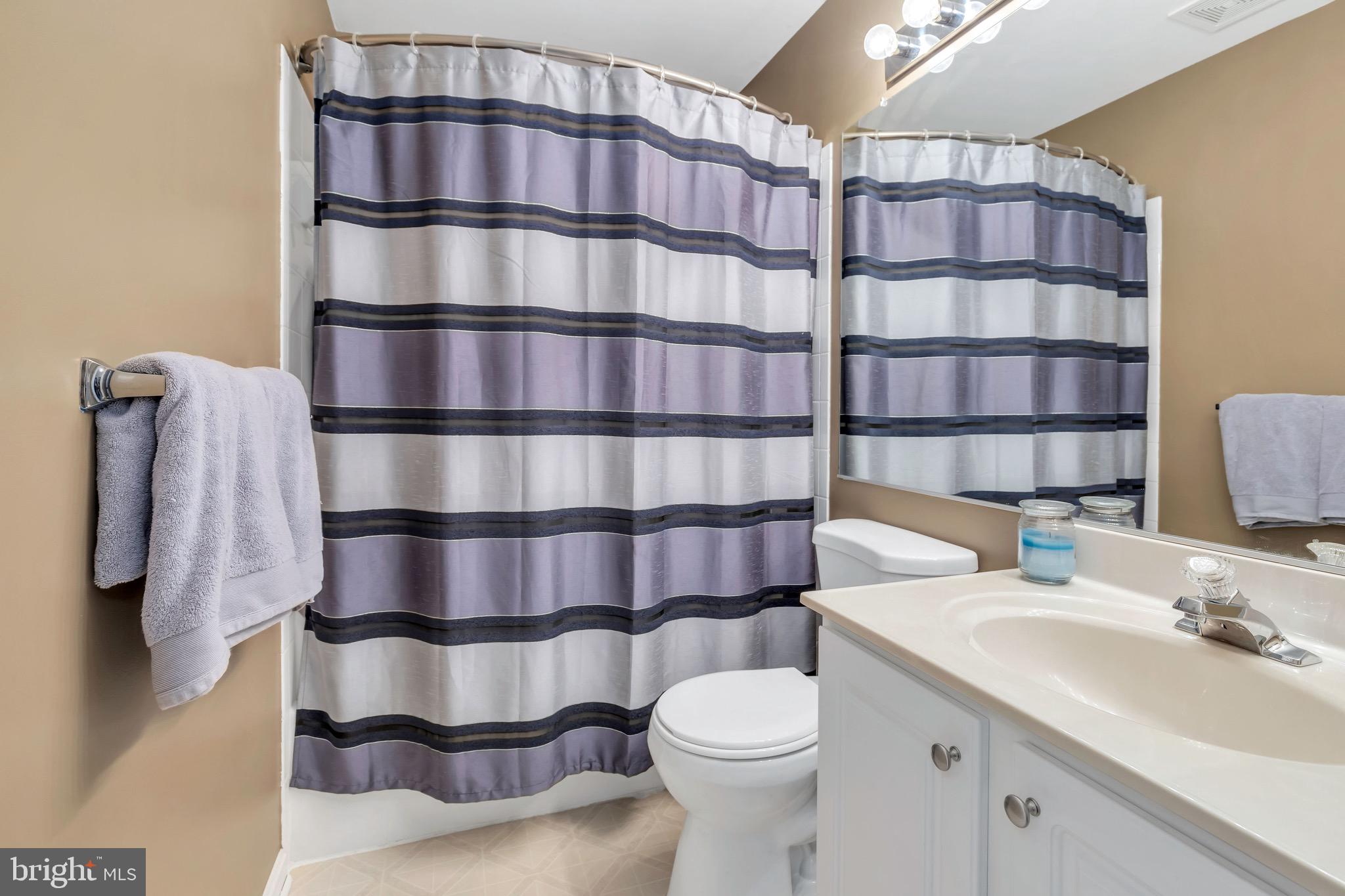 43173 Riders Square Ashburn, VA 20148 - Photo 23 of 35 Upper level hall bath