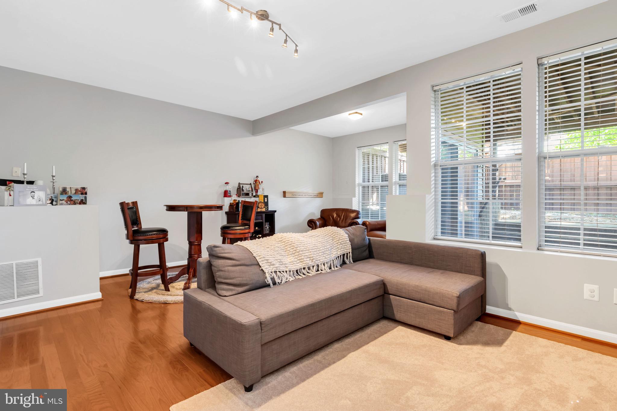 43173 Riders Square Ashburn, VA 20148 - Photo 26 of 35 Great space for relaxing or entertaining!