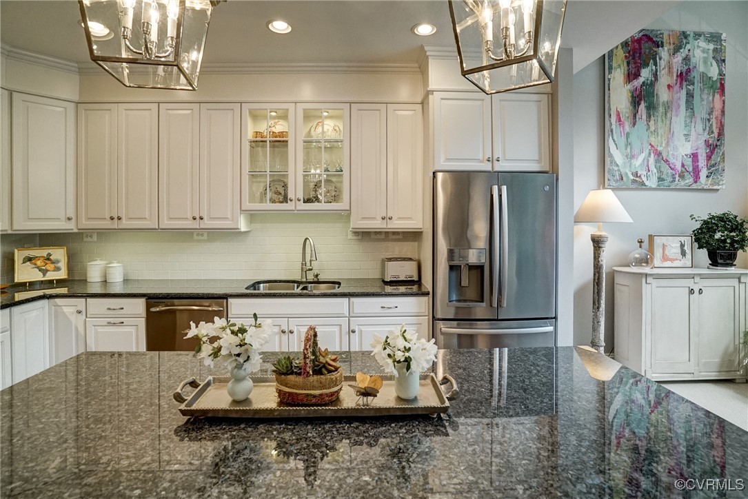 709 Chiswick Park Road Henrico, VA 23229 - Photo 14 of 47 Kitchen featuring a chandelier, appliances with st