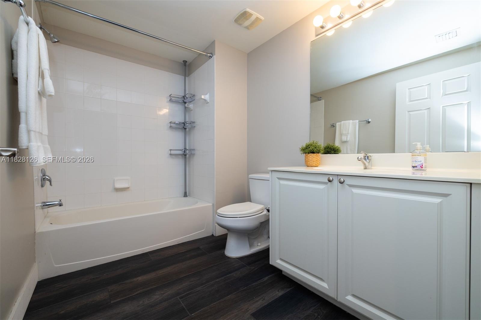 888 Douglas Road, Unit PH07 Coral Gables, FL 33134 - Photo 17 of 30 Guest Bathroom