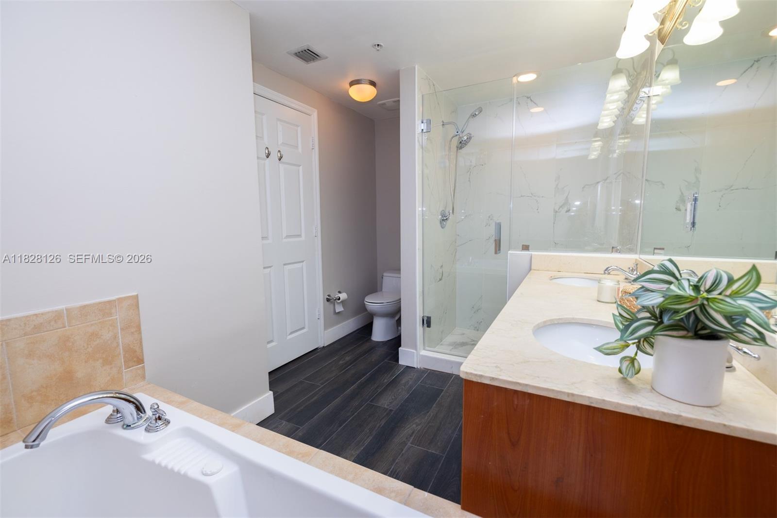 888 Douglas Road, Unit PH07 Coral Gables, FL 33134 - Photo 7 of 30 Primary Bathroom