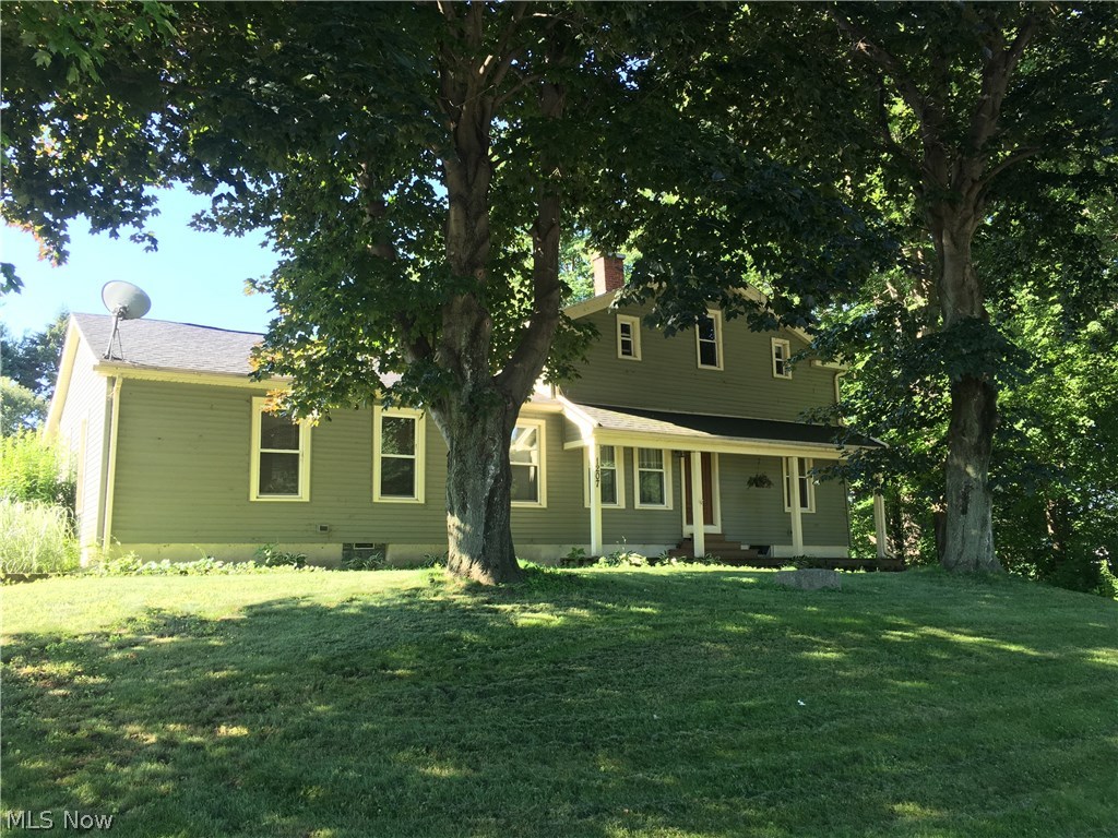 1207 Lake Road Conneaut, OH 44030 - Photo 2 of 33 Front view facing Lake Road with a great front porch.
