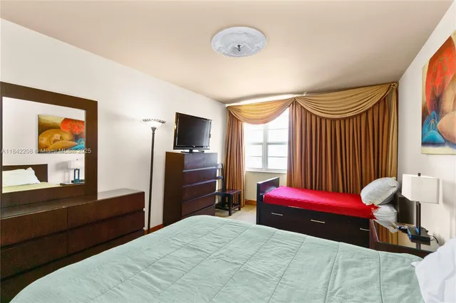 $4,200 | 100 Lincoln Road, Unit 811, Miami Beach, FL 33139